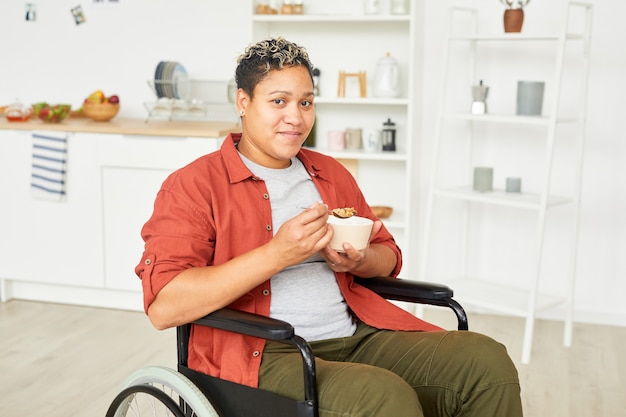 Femme handicapée, manger, bouillie