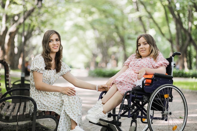 Femme handicapée passant du temps au parc avec un ami