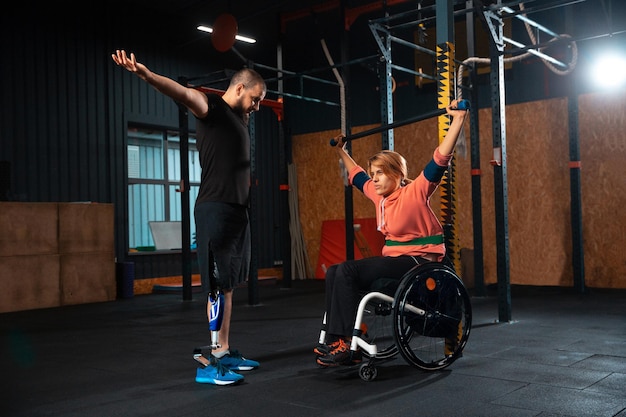 Femme handicapée s'entraînant dans la salle de gym du centre de réadaptation