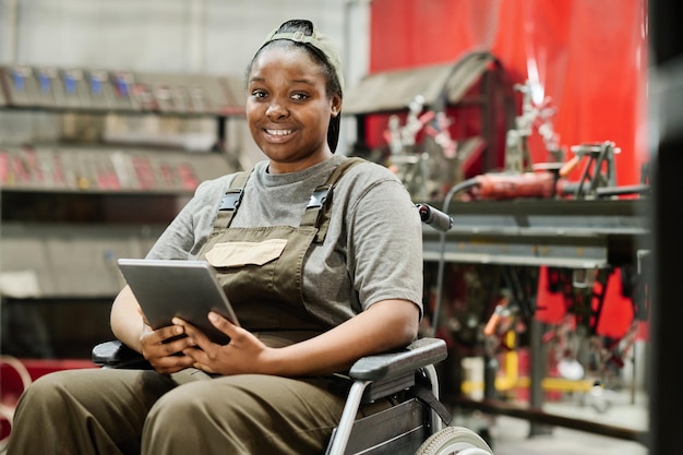 Femme handicapée travaillant à l'usine