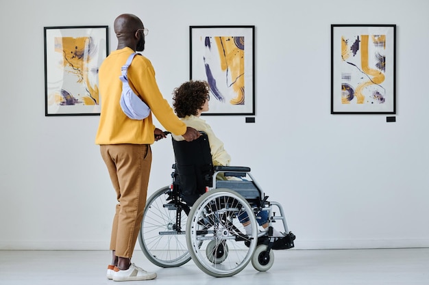 Femme handicapée visitant une galerie d'art