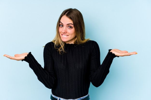 Femme haussant les épaules en studio