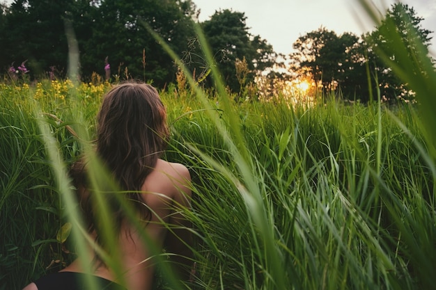 Femme, herbe, regarder, Coucher soleil