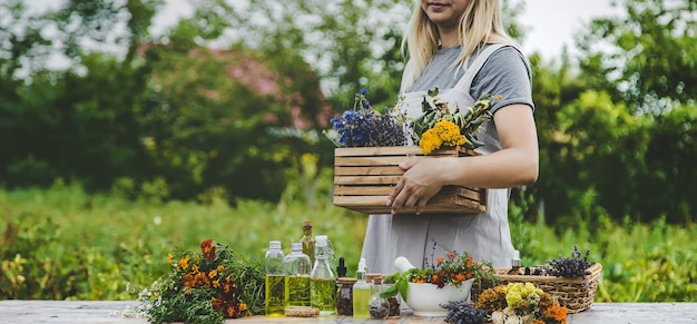 Femme avec des herbes médicinales et des teintures Mise au point sélective