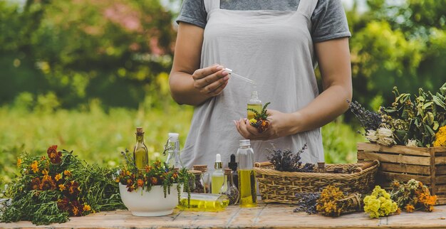 Femme avec des herbes médicinales et des teintures Mise au point sélective