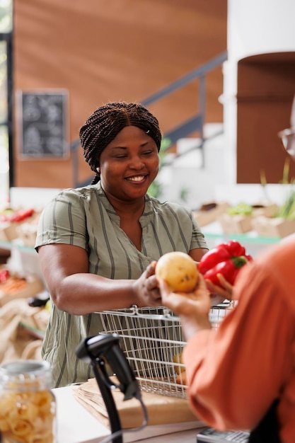 Une femme heureuse achète des produits biologiques.