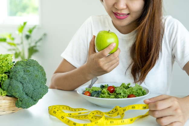 Une femme heureuse Les aliments sélectionnés contiennent beaucoup de fibres et sont bons pour le système digestif et la peau