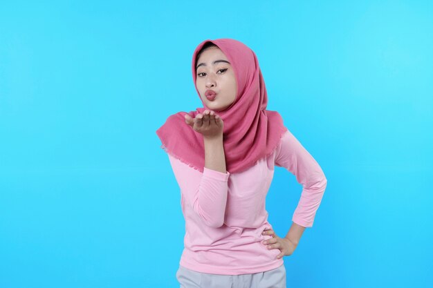 Femme heureuse avec une apparence attrayante et portant le hijab, t-shirt rose montrant la bonne humeur