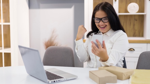 Photo femme heureuse après avoir acheté une nouvelle chose