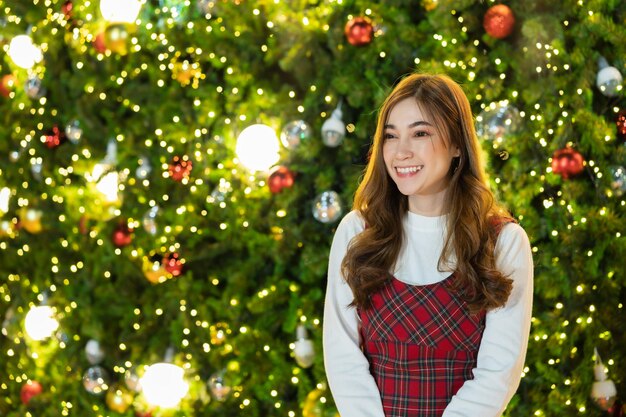 Femme heureuse avec arbre de Noël, fête de Noël