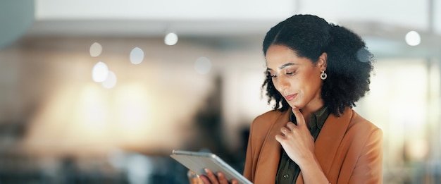 Femme heureuse au bureau avec une tablette et réfléchissant à la lecture d'un e-mail, d'une critique ou d'un article sur une startup, de la recherche sur Internet et d'une fille avec une application numérique pour les réseaux sociaux, des médias sociaux ou un site Web pour l'horaire.