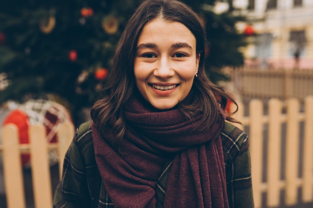 Femme heureuse au marché de Noël célébration du Nouvel An