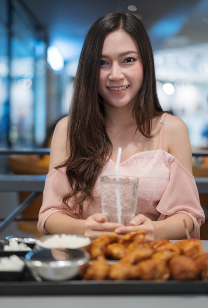 femme heureuse au restaurant