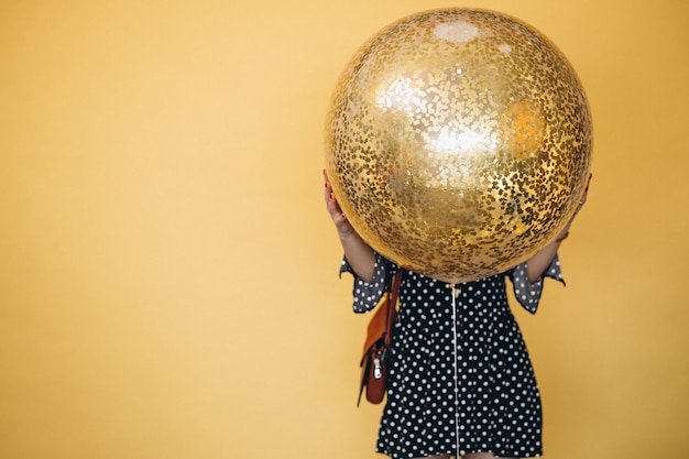 Femme heureuse avec ballon