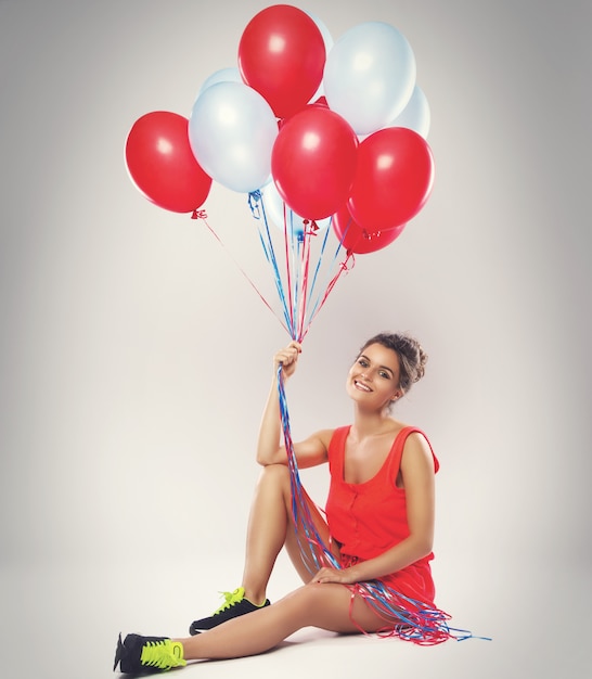 Photo femme heureuse avec beaucoup de ballons colorés