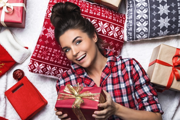 Femme heureuse avec beaucoup de cadeaux de Noël