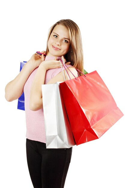 Femme heureuse et beaucoup de sacs à provisions