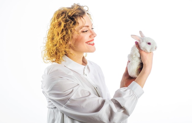 Femme heureuse avec bébé lapin blanc fille souriante avec petit lapin de pâques mignon lièvre poilu