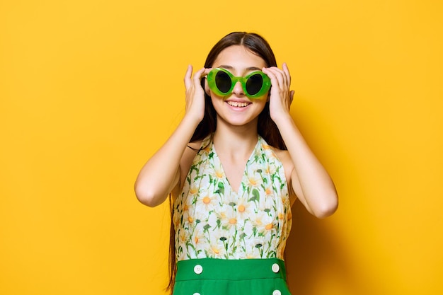 Femme heureuse belle style de bonheur émotion jeune élégant lunettes de soleil jaunes mode