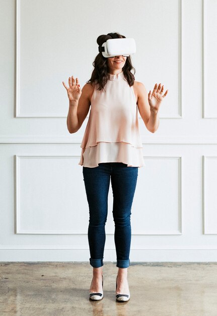 Femme heureuse bénéficiant d'un casque vr