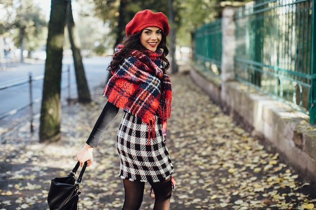 Femme heureuse en béret rouge