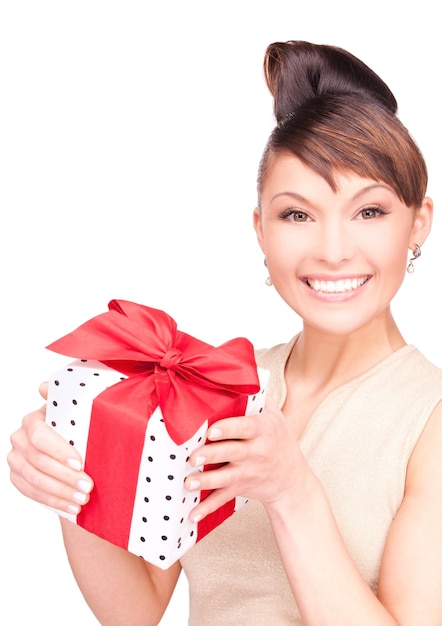 femme heureuse avec boîte-cadeau sur blanc