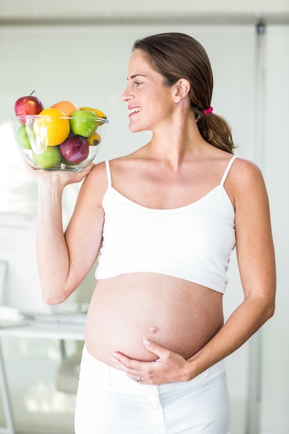 Femme heureuse avec un bol de fruits