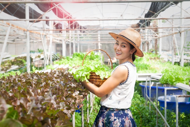 Femme heureuse et en bonne santé dans la ferme hydroponique