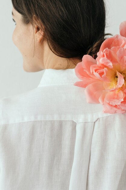 Femme heureuse avec un bouquet de pivoine coucher de soleil corail