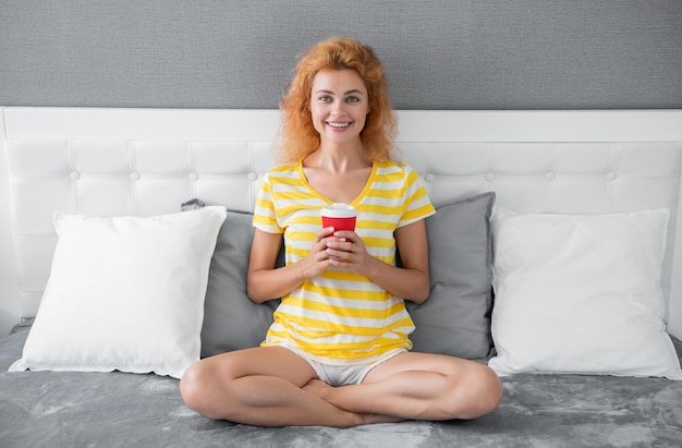 femme heureuse avec le café du matin au lit bonjour femme avec une tasse de café femme tenir le café