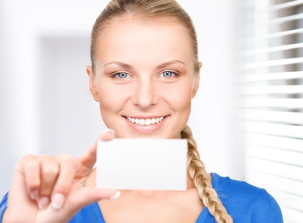 femme heureuse avec carte de visite au bureau