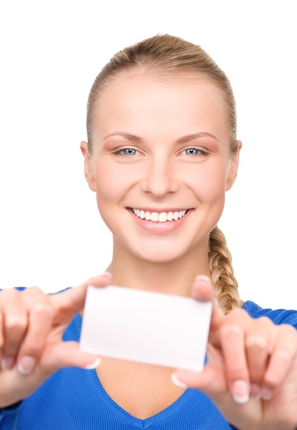 Photo femme heureuse avec carte de visite sur blanc