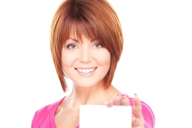 femme heureuse avec carte de visite sur mur blanc