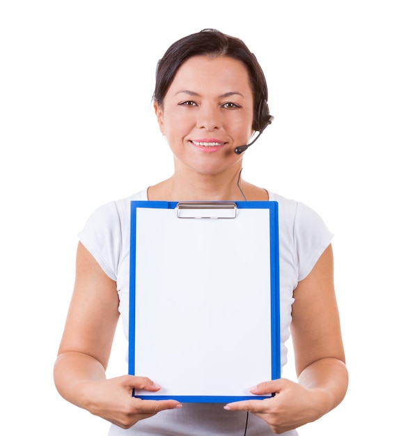 Femme heureuse avec un casque travaillant au centre d'appels Tenir le presse-papiers avec du papier vierge pour vos signes et conception sur fond blanc