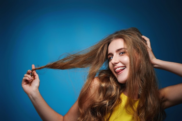 Femme heureuse avec des cheveux bouclés sains et forts