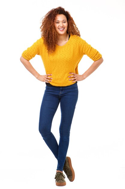 Photo une femme heureuse, confiante, debout sur un fond blanc isolé.