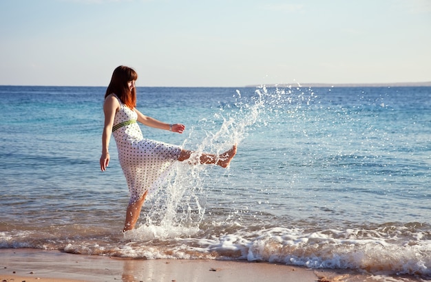 Femme heureuse à la côte de la mer