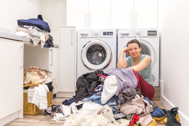 Femme heureuse dans une buanderie moderne