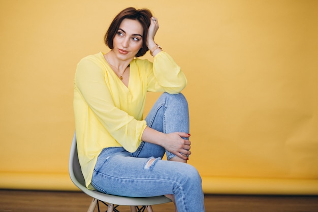 Femme heureuse dans la chaise