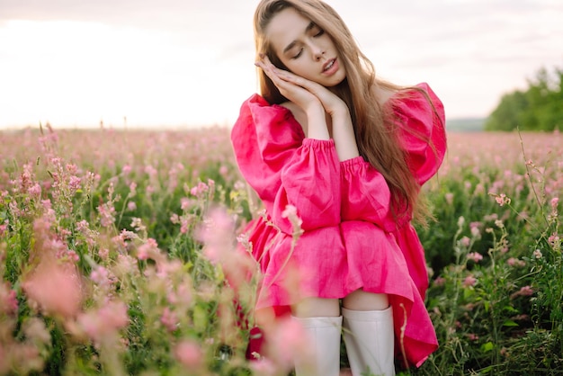 Femme heureuse dans le champ en fleur vacances dans la nature détente et style de vie paysage d'été