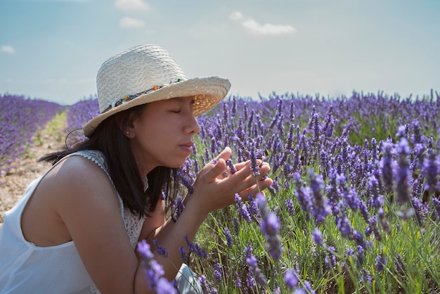 femme heureuse dans le champ de lavande