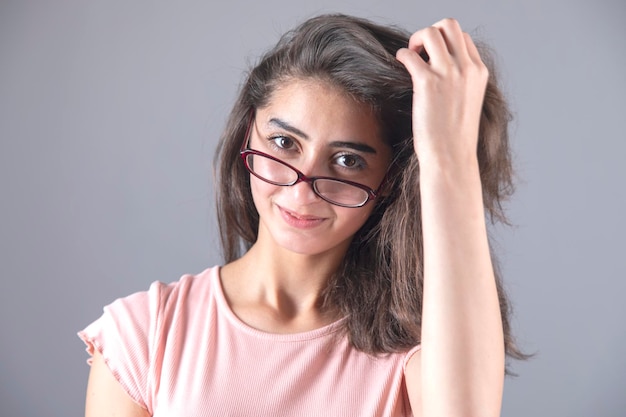 Femme heureuse dans le fond du studio