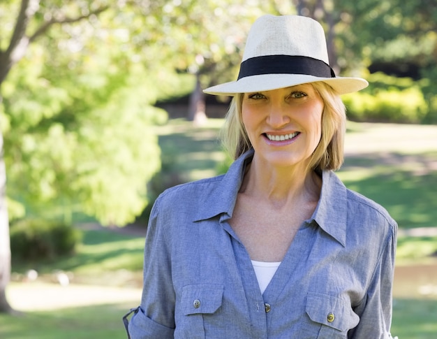 Femme heureuse dans le parc