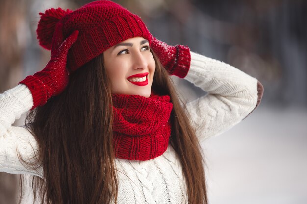 Femme heureuse, dans, paysage hiver