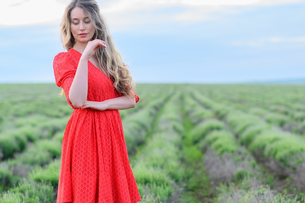 Femme heureuse, dans, robe rouge, danse, et, sauter, dans, champ lavande