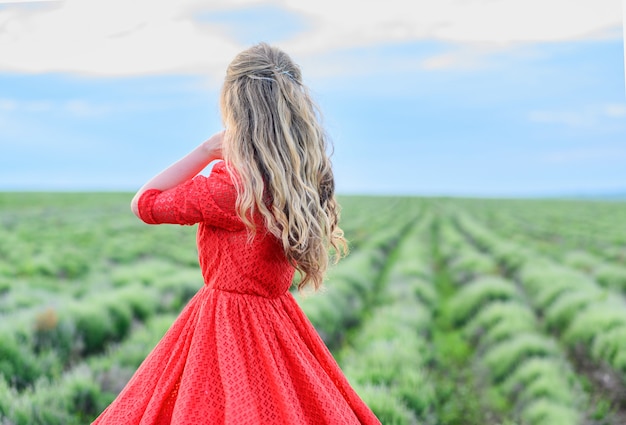 Femme heureuse, dans, robe rouge, danse, et, sauter, dans, champ lavande