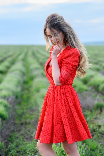 Femme heureuse, dans, robe rouge, danse, et, sauter, dans, champ lavande