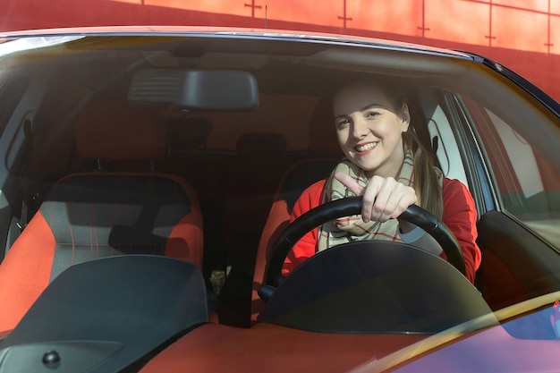 La femme heureuse dans la voiture