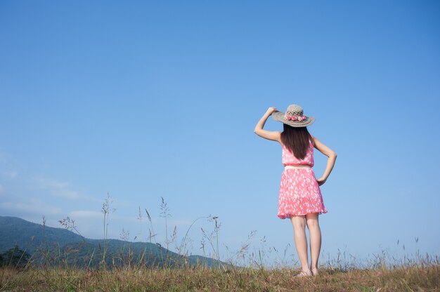 Femme heureuse debout avec le ciel bleu