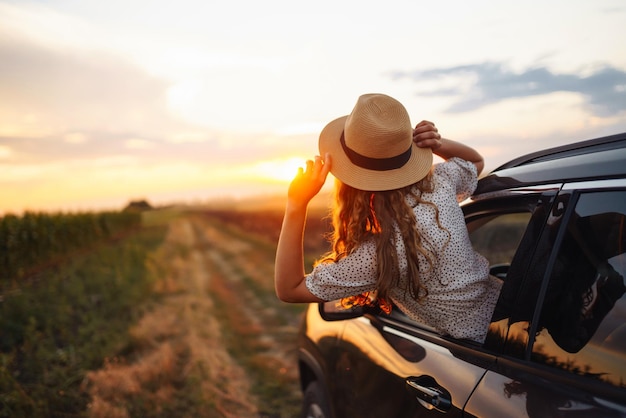 Femme heureuse et détendue en voyage d'été, en vacances, en voiture, style de vie.